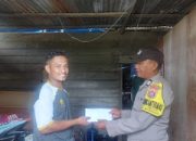 Program Polri Peduli, Polsek Watubangga Bantu Uang Tunai Kepada Korban Kebakaran Rumah