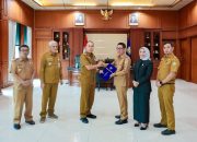Gubernur Sultra Serahkan Surat Penugasan Plt Bupati Kolaka Timur