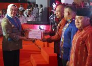 Malam Ramah Tamah HUT 80 RI di Kendari, Wali Kota Kendari Serahkan Penghargaan