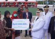 Wali Kota Kendari Serahkan Santunan Jaminan Kematian di Peringatan HUT ke-80 RI 