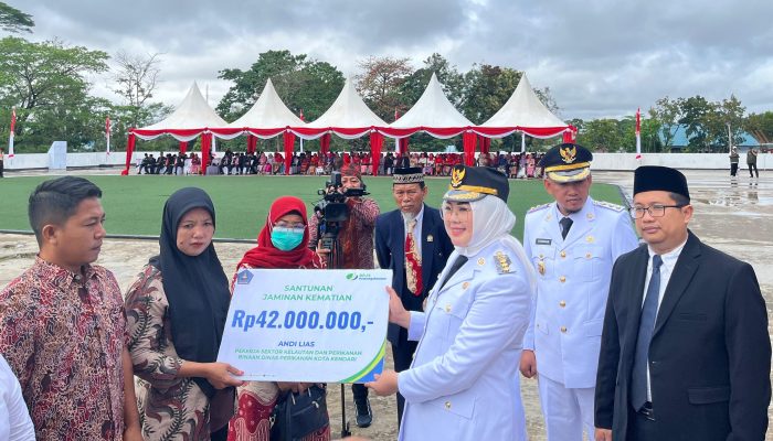 Momen HUT ke-80 RI: BPJS Ketenagakerjaan Kendari Serahkan Santunan JKM kepada 3 Ahli Waris