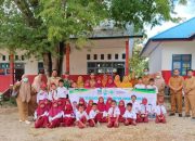 Anggota Kodim 1412/Kolaka Dampingi Pengecekan Kesehatan Anak di SDN 1 Pangi-Pangi