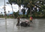 TNI Hadir untuk Rakyat, Babinsa Kodim 1412/Kolaka Dampingi Pengolahan Sawah Warga di Desa Bende