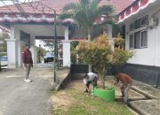 Kadis Pertanian Kendari Pimpin Aksi Bersih-Bersih Lingkungan Kantor Jelang HUT ke-80 RI