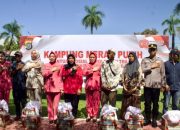 Kapolda Sultra Salurkan 300 Paket Bansos untuk Warga Kampung Merah Putih Kendari