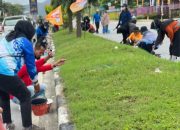 Sambut Tamu Nasional, Disdalduk-KB Kendari Lakukan Kerja Bakti Cat Ulang Pembatas Jalan