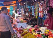 Polri Sambangi Pasar Anduonuhu kendari, Sampaikan Penyuluhan Kamtibmas Terkait Ketahanan Pangan dan Kenaikan Harga Sembako yang Tidak Menentu