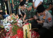 Hadiri Pemakaman Affan Kurniawan di TPU Karet Bivak, Kapolda Metro Sampaikan Permohonan Maaf