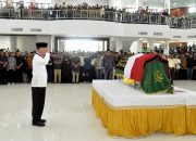Beri Penghormatan Terakhir, Gubernur Sultra dan Civitas Academika UHO Antar Jenazah Prof Armid ke Pemakaman