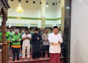 Kapolda Sultra Bersama Pengemudi Ojek Online Sholat Maghrib dan Sholat Gaib Bersama di Masjid Al-Amin