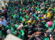 Kadin Sultra Salurkan Bantuan Beras untuk Ratusan Pengemudi Ojol di Kendari
