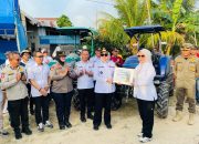 Dukung Sektor Pertanian di Kota Kendari, Distanak Sultra Serahkan Bantuan Dua Unit Traktor