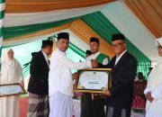 Puncak Hari Santri di Ponpes Al Ikhlas Lambuya, Kakanwil Serahkan Piagam Penghargaan pada Sejumlah Pimpinan Ponpes