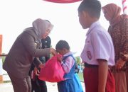 Momen Hari Sumpah Pemuda ke-97, Wali Kota Kendari Serahkan Bantuan Seragam Sekolah kepada Pelajar TK, SD dan SMP 