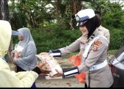 Jumat Berkah, Ditlantas Polda Sultra Berikan Bansos kepada Masyarakat 