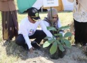 Kakanwil Kemenag Sultra Tanam Bibit Matoa di Ponpes Al Ikhlas Lambuya