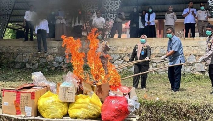 Masuk Tanpa Dokumen, 34 Kg Daging Sapi Ilegal Dimusnahkan Barantin Sultra