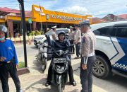 Ditlantas Polda Sultra Optimalkan Edukasi Pengguna Jalan melalui Teguran bagi para pelanggar di Jalan depan RS Bhayangkara