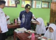 Pastikan Distribusi Aman, Kakanwil Kemenag Sultra Kunjungi Madrasah Penerima MBG di Konsel