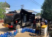 Polri Salurkan Air Bersih dan Bagikan Masker untuk Warga Terdampak Banjir di Nagan Raya