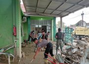 Sinergitas TNI–Polri Bersihkan Puskesmas Kuala Simpang Pasca Banjir