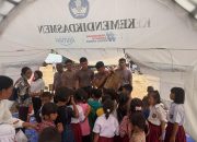 Brimob Polda Sumut Bersama Dinas Pendidikan Tapanuli Tengah Salurkan Bantuan Perlengkapan Sekolah ke Sekolah Darurat
