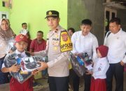 Polda Sultra Serahkan Bantuan Seragam dan Perlengkapan Sekolah kepada Puluhan Siswa di Kolaka 