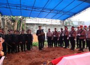 Polres Baubau Gelar Upacara Pemakaman Secara Tradisi Kepolisian sebagai Penghormatan Terakhir Kompol (Purn) Yacob Polii