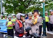 Operasi Keselamatan Anoa 2026, Ditlantas Polda Sultra Gelar “Polantas Menyapa” dengan Bagi Helm dan Bunga di Kendari