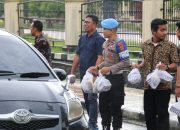 Di Hari Kedua Ramadan, Ditintelkam Polda Sultra Bagikan Takjil Gratis kepada Pengguna Jalan di Kendari 