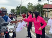 Bhayangkari Daerah Sultra Berbagi Takjil kepada Pengendara di Kendari 