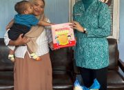 Ketua TP PKK Kendari Serahkan Bantuan kepada Anak Terindikasi Stunting di Mokoau