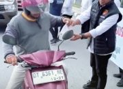 Ditreskrimsus Polda Sultra Berbagi Takjil kepada Masyarakat Kendari 