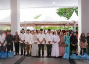 Momen Ramadan 1447 H, Gubernur Sultra Bagikan Paket Sembako untuk Lansia