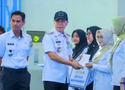 Gubernur Sultra Serahkan TPG, THR, dan Gaji ke-13 bagi Guru SMA/SMK/SLB