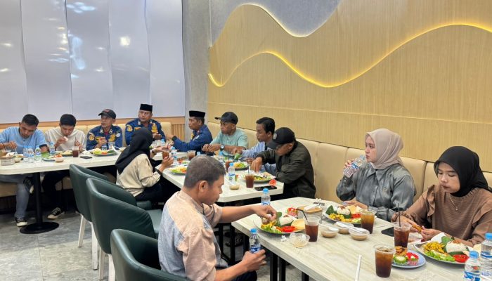 The Park Kendari Berbagi Berkah Ramadan Bersama Petugas Damkarmat dan Kebersihan