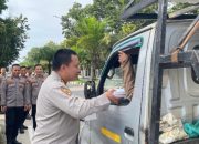 Biro SDM Polda Sultra Bagikan 250 Paket Takjil kepada Jamaah Masjid dan Pengguna Jalan