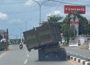Mobil Pengangkut Sampah yang Miring saat Melintas di Jalan, DLHK Kendari: Sedang Menuju Bengkel untuk Perbaikan