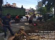 Warga Baruga Gelar Kerja Bakti Bersih-bersih Lingkungan, Dipimpin Lurah Suhrin Eddwar