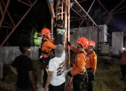 Remaja Berusia 17 Tahun Nekat Naik Menara, Tim SAR Kolaka Berhasil Evakuasi