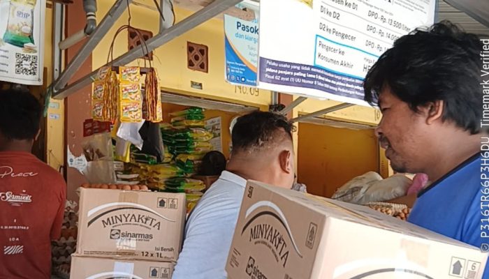 Pastikan Stok Tersedia, Bulog Baubau Distribusi Minyakita 8.900 Liter di Pasar Wameo