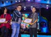 Adi Yanto Saputra Dinobatkan Sebagai Tokoh Penggerak Ekonomi Kreatif Sultra di Puncak HUT ke-62