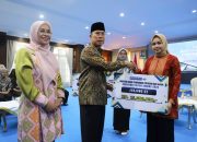 Gubernur Sultra Serahkan Bantuan Dana Pendidikan Sultra Cerdas 2026 ke 150 Mahasiswa