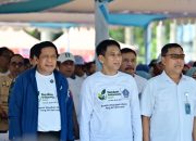Wagub Sultra Dampingi Wamendagri Tinjau Gerakan Pangan Murah di Pelataran Kantor Balai Kota Kendari