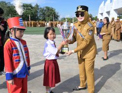Momen Hardiknas 2026, Wali Kota Kendari Serahkan Piagam kepada Siswa Berprestasi