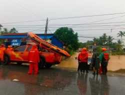 Basarnas Kendari Kerahkan 33 Personel Bantu Penanganan Banjir di Sejumlah Titik Kota Kendari
