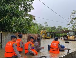 Puluhan Personel Brimob Sultra Dikerahkan Evakuasi Warga Banjir di Kendari