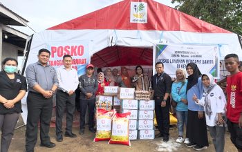 Manajemen Claro Kendari Salurkan Bantuan Pangan bagi Korban Banjir di Bantaran Kali Wanggu
