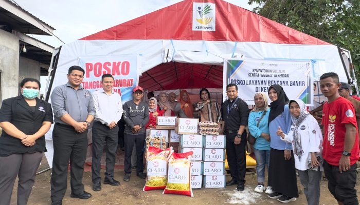 Manajemen Claro Kendari Salurkan Bantuan Pangan bagi Korban Banjir di Bantaran Kali Wanggu