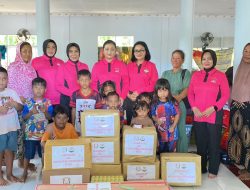 Bhayangkari Sultra Salurkan 150 Paket Bantuan untuk Korban Banjir di Bantaran Kali Wanggu